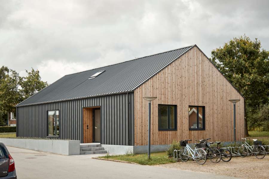 Erweiterung aus Stahl und Holz verschafft der Risskover Bibliothek zusätzlichen Raum „zum Ausleihen“, Risskover Bibliothek - Fortebakken 1, 8240 Risskov, Dänemark
